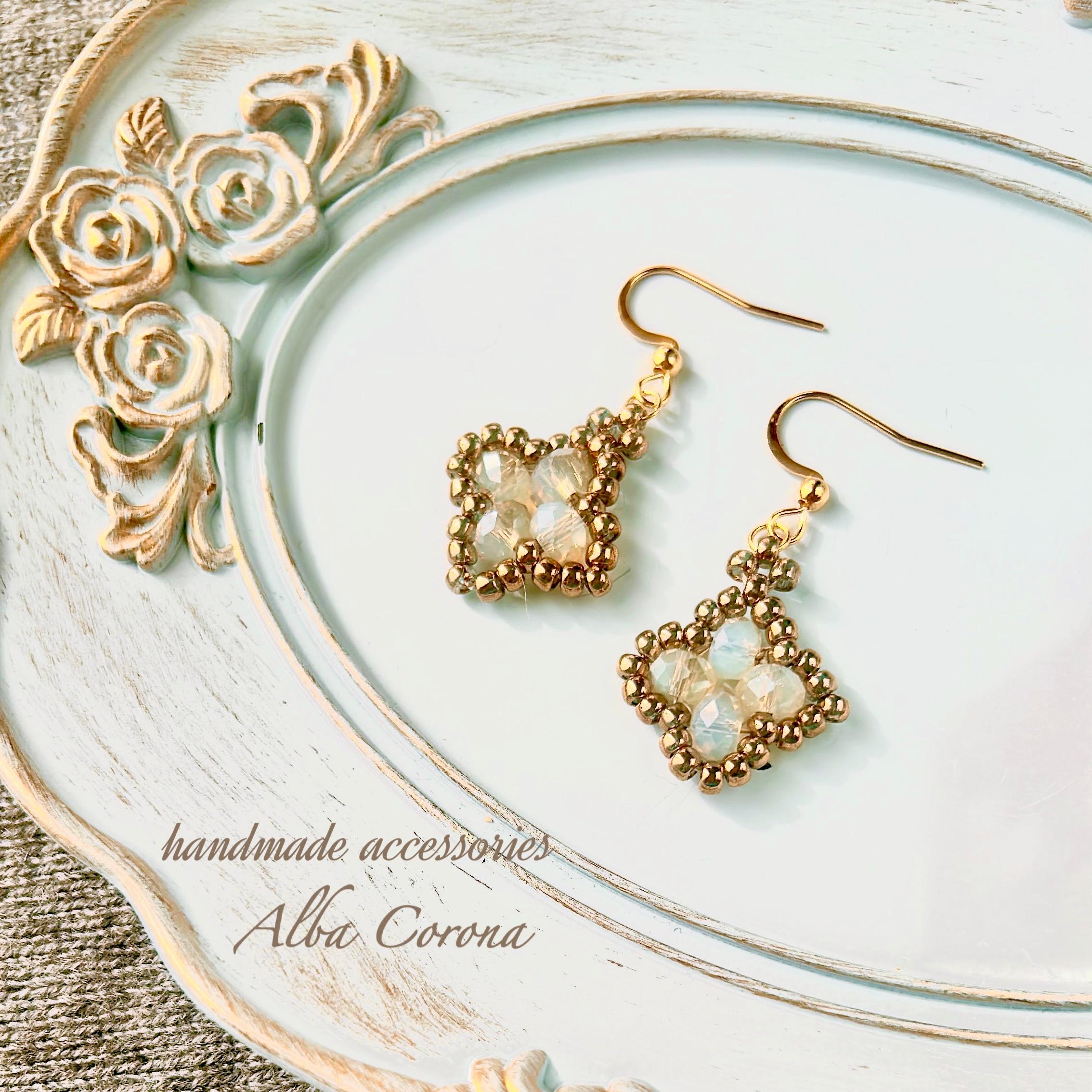 シャンパンゴールドの4弁花 硝子ビーズステッチ ピアス サージカルステンレス1枚目の画像