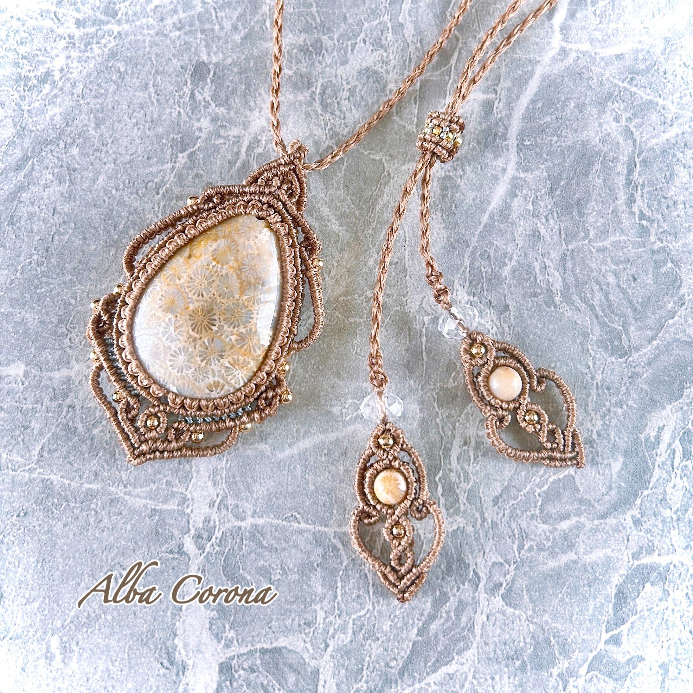 太古の海からの贈り物「フォッシルコーラル」マクラメペンダント【天然石・宝石質】1枚目の画像